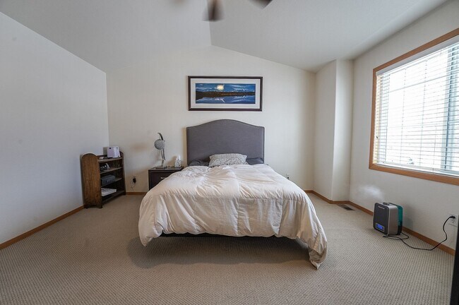 Building Photo - Spacious 3 bed, 2.5 bath Townhome in Ridgewood Hills!