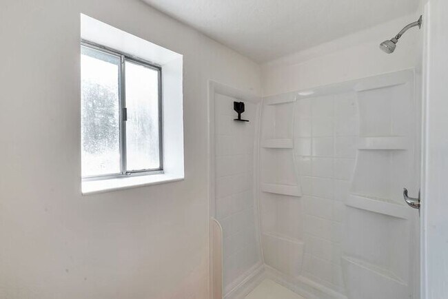 Building Photo - Remodeled 6 beds, 2 car garage!!