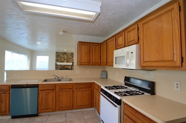 Building Photo - 12410 Meadow Briar Dr