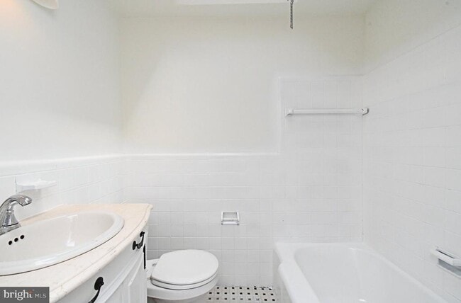 Building Photo - 2219 Ardmore Ave