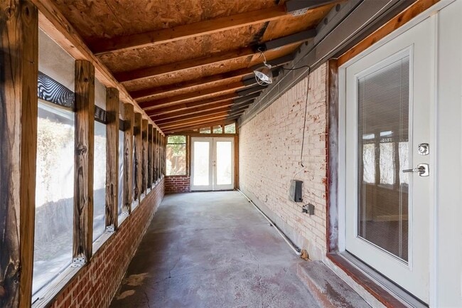 Building Photo - 1204 Woodfield Dr