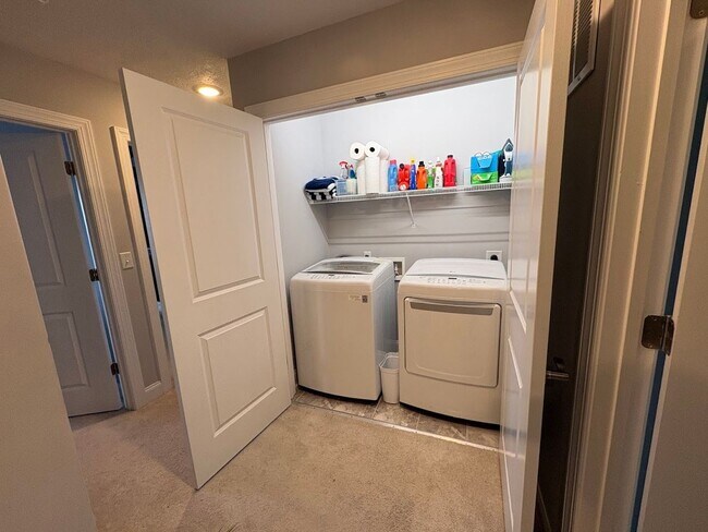 Building Photo - Townhouse for Rent in Spring Oaks!