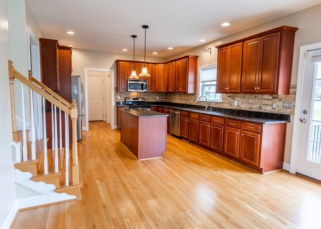 Building Photo - Huge house with vaulted ceilings and fenced in rear yard