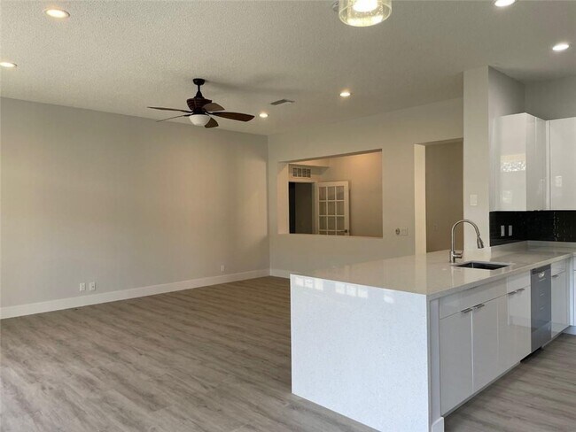 Building Photo - 4293 Laurel Ridge Cir