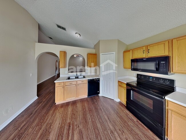 Building Photo - 6606 Gentle Oaks Dr N