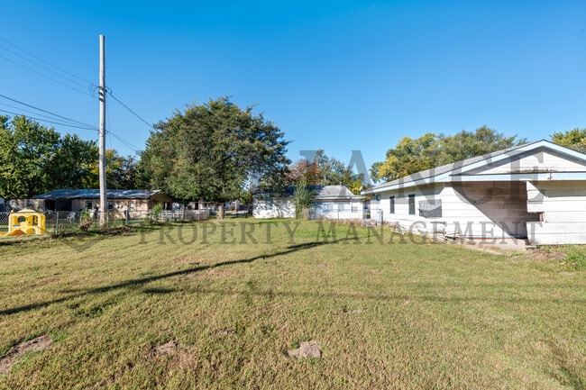 Building Photo - 918 N Clara St