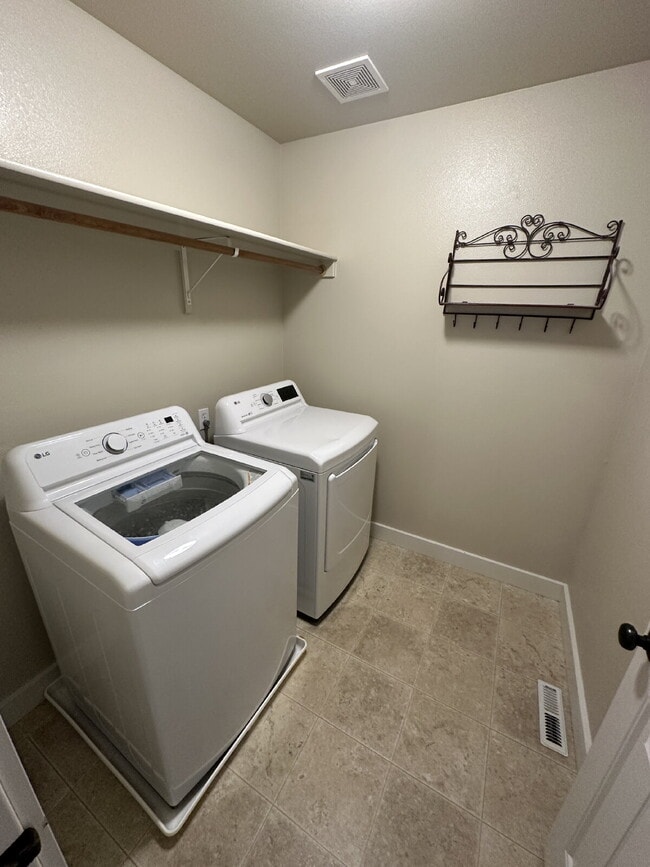 Building Photo - "Charming 4-Bed Home with Granite Accents & Hardwood Elegance in Meridian!"