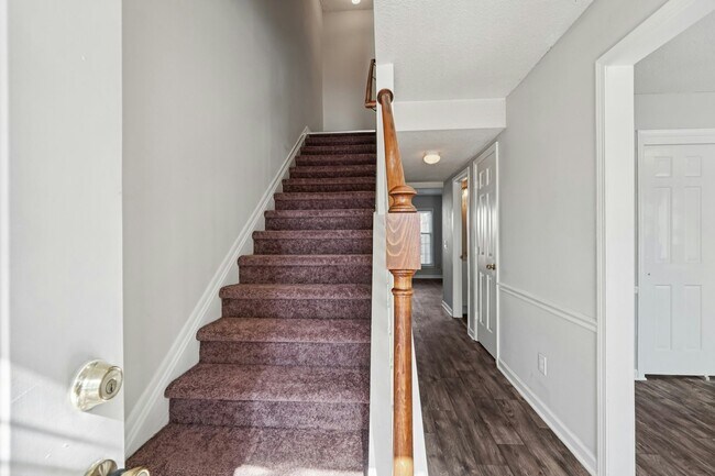 Building Photo - 3915 Valley Ct