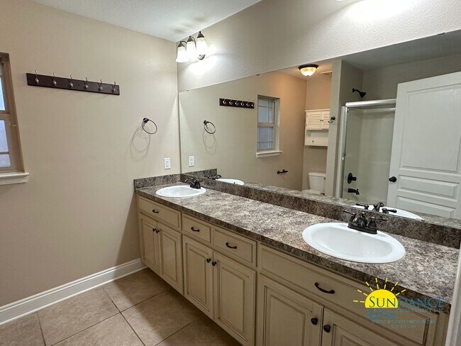 Building Photo - Beautiful 3 Bedroom Home in Milton!