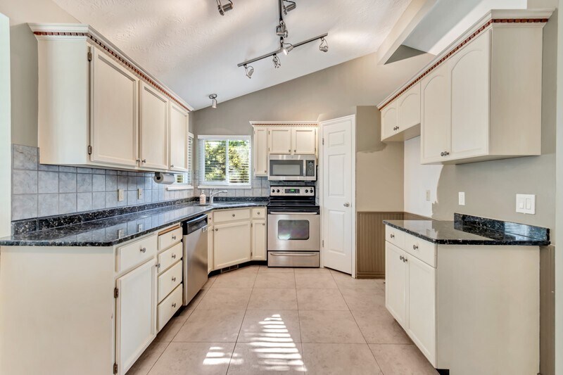 Building Photo - 582 Meadow Hill Dr