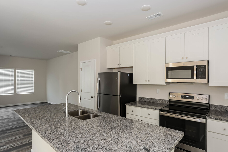 Building Photo - 105 Dogwood Village Trl