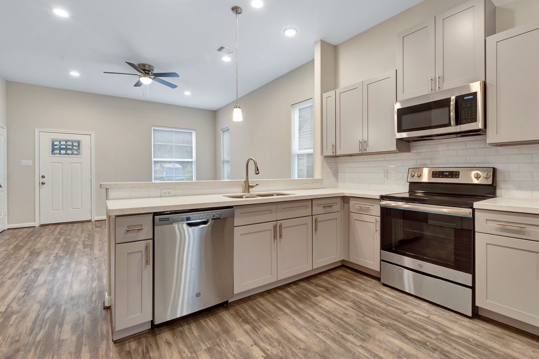 Building Photo - 21 Latham