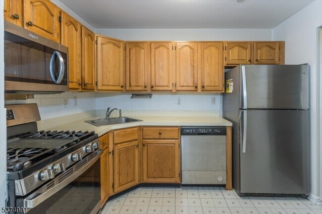 Building Photo - 34 Maple Ln