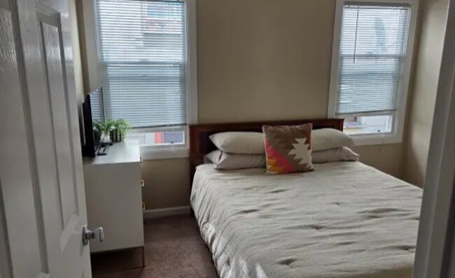 Building Photo - Spacious & Updated 2 BR / 1 BA Home in North Oakland – Move-In Ready!