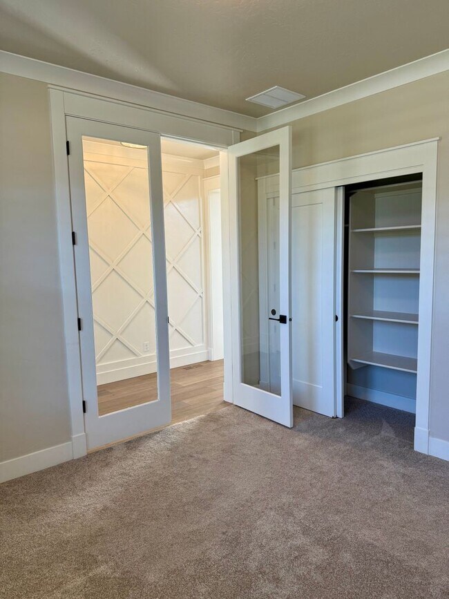 Building Photo - Welcome to this stunning 5-bedroom, 3.5-ba...