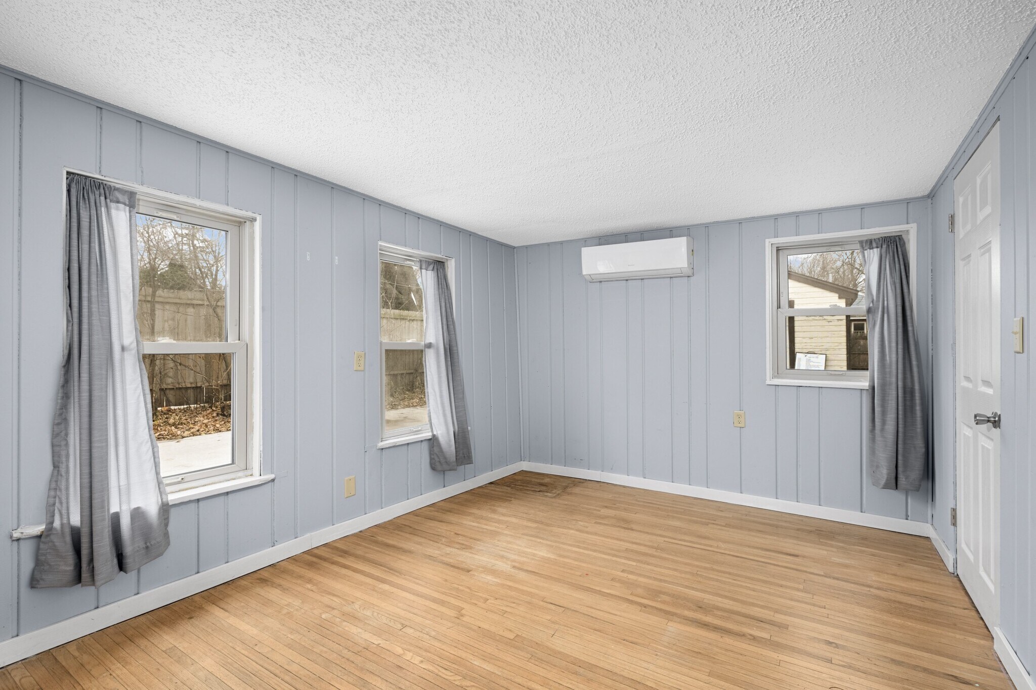 Building Photo - 810 4th St S