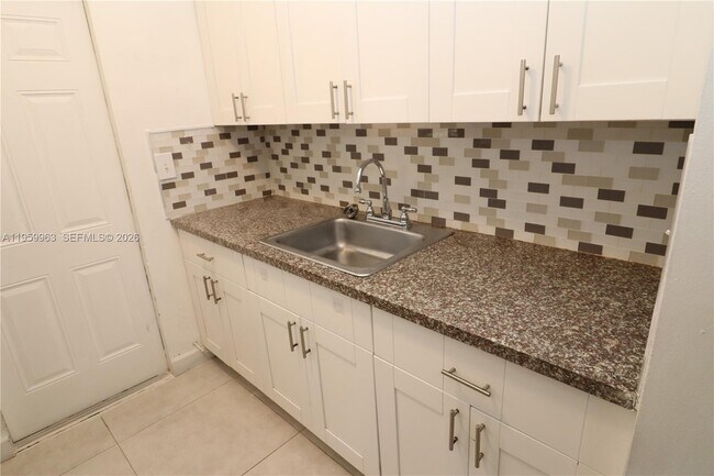 Building Photo - 820 85th St