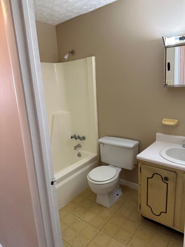 Building Photo - 460 Lenney Dr