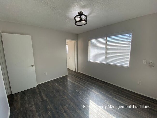 Building Photo - Lake Los Angeles 3 + 2 with HUGE yard!