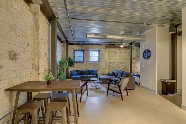 Building Photo - 1011 W Juneau Ave