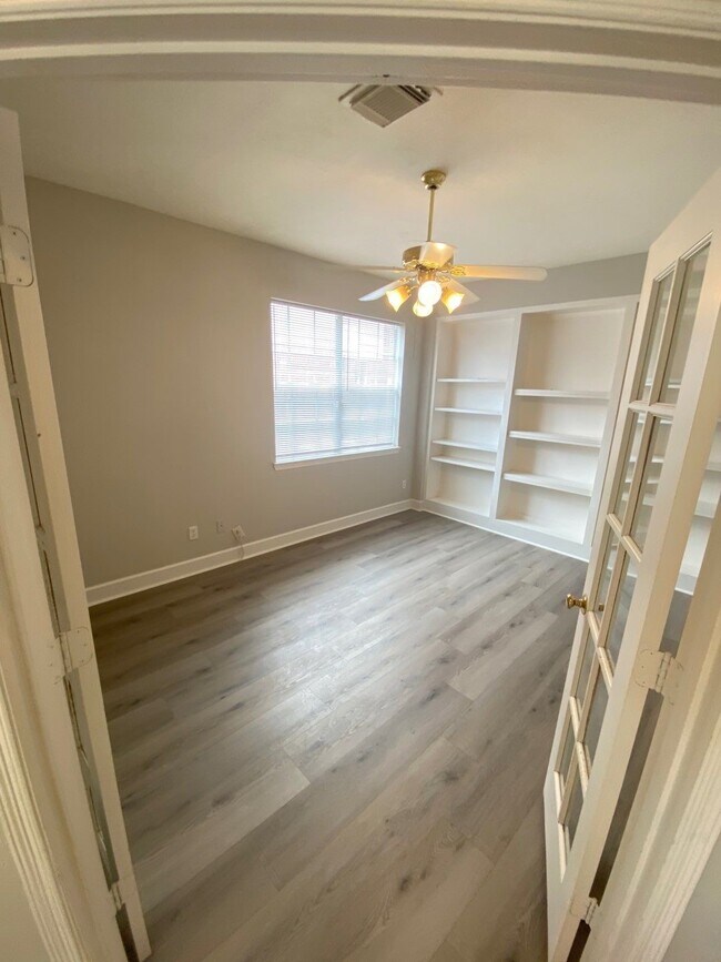 Building Photo - 1803 Red Bud Ln