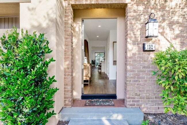 Building Photo - Thoughtfully Renovated 3 Bed, 2.5 Bath Sin...