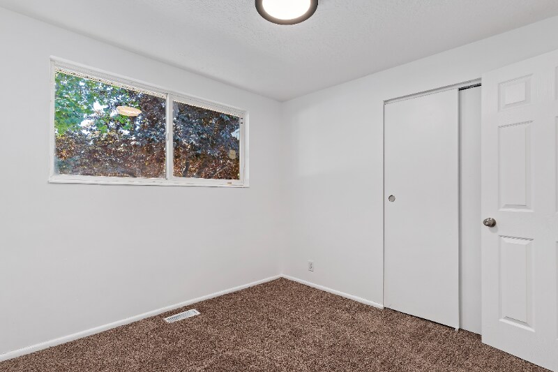 Building Photo - 7 E Diamond St