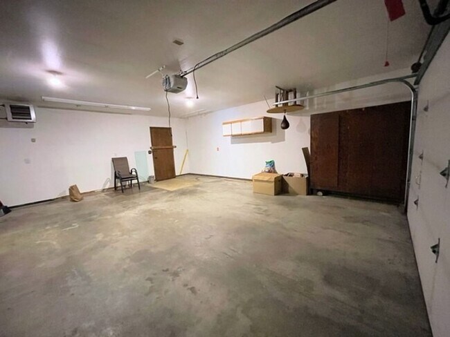 Building Photo - 2405 Glenkerry Dr