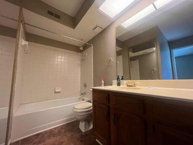 Building Photo - Private Charming Apartment!