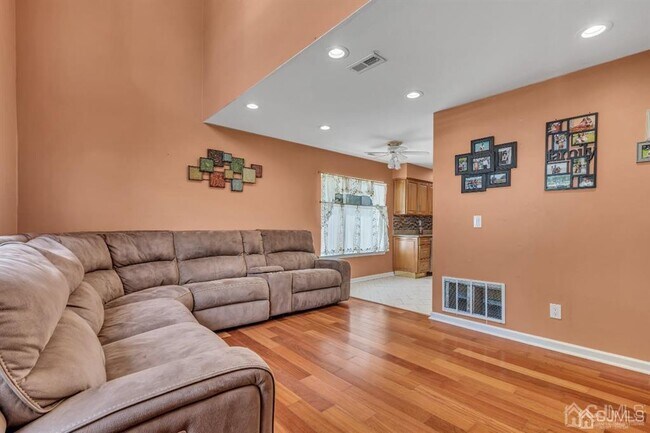 Building Photo - 47 Woodland Way