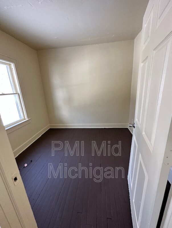 Building Photo - 820 E 3rd St