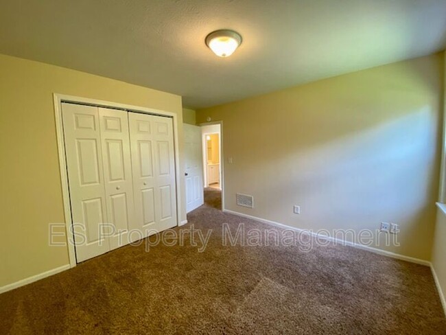 Building Photo - 6879 Oak Lake Dr