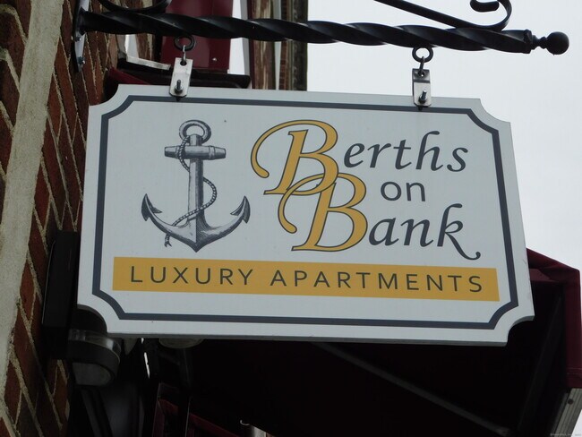 Primary Photo - 153 Bank St