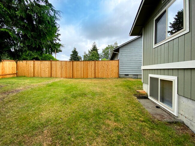 Building Photo - 835 S 76th St