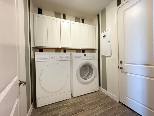 Building Photo - 3569 Hilton Dr
