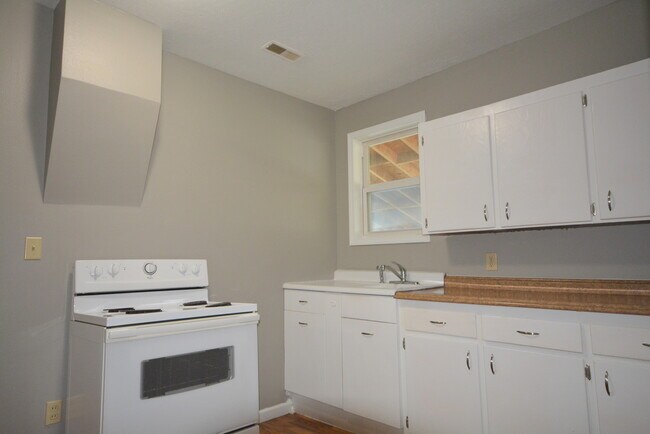 Building Photo - 2 Bedroom 1 Bath Home with a Carport