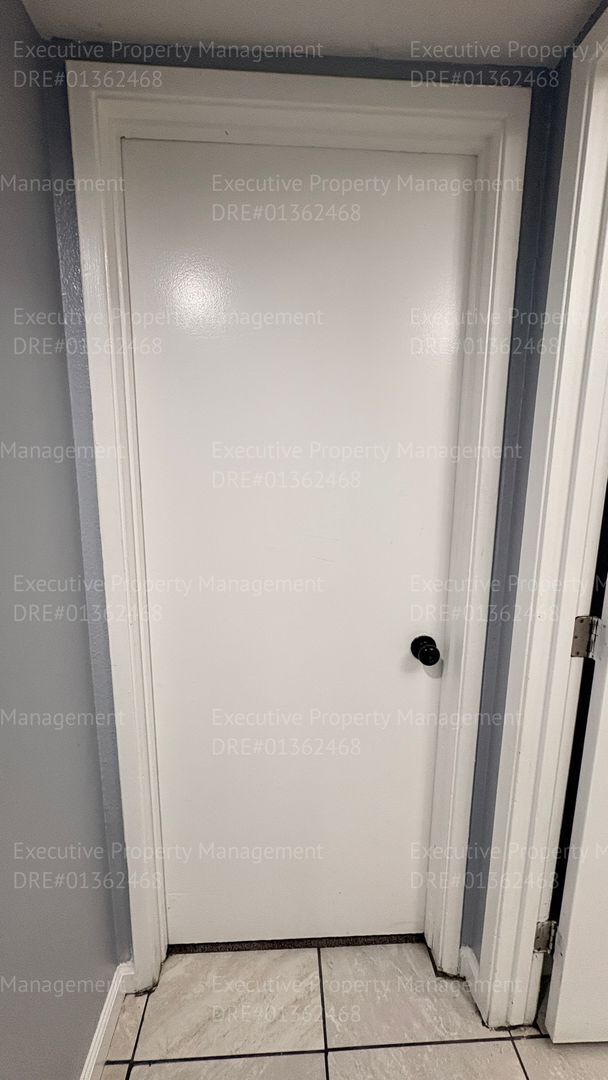 Building Photo - 3 bedroom/ 2 bathroom home nestled in a cul-de-sac.