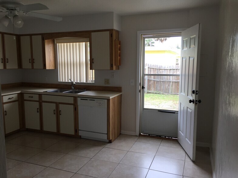 Building Photo - 415 Fox Pl