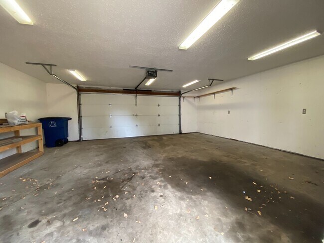 Building Photo - 4 Bedroom Townhome by Moorhead High School!