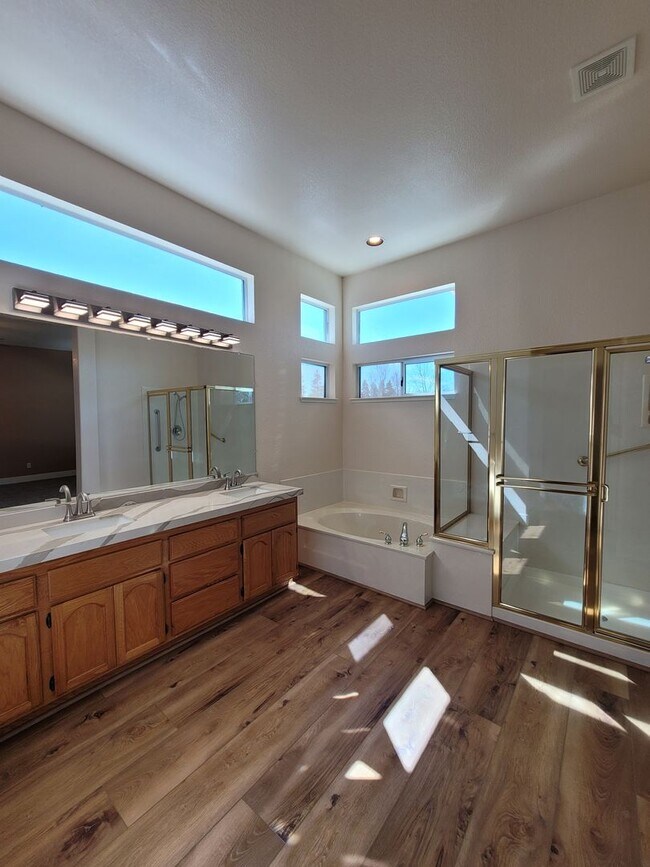 Building Photo - Stunning 2-Bed, 2.5-Bath Entertainer's Gem in Gated Summerset I