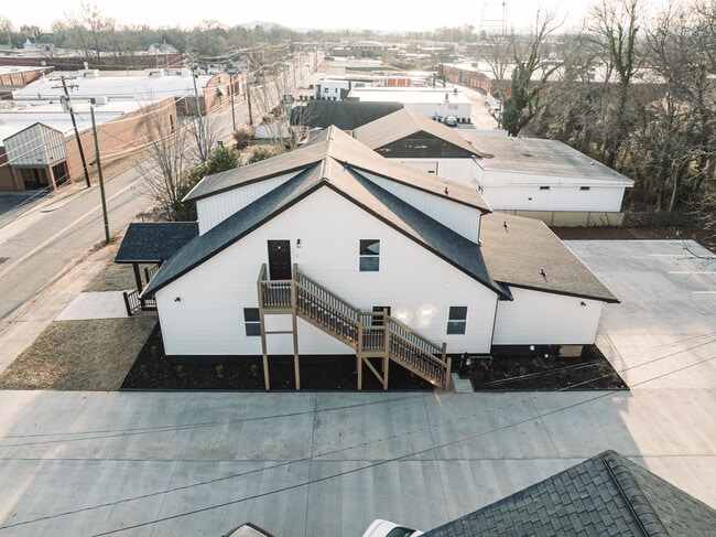 Building Photo - UNIT C