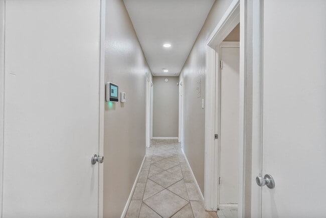 Building Photo - Charming 3 Bedroom Home