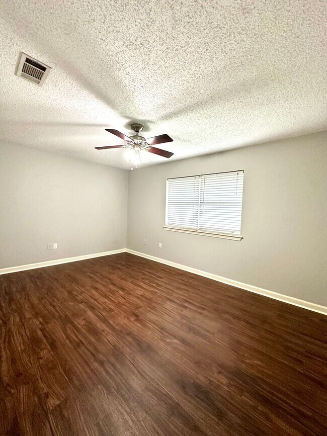 Building Photo - 3BR 2BA Jason Dr. Denham Springs