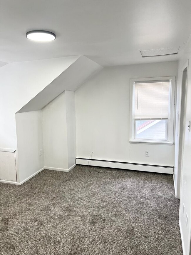 Building Photo - Spacious 3 bed, 2.5 bath Single Family home in Carrick- New Flooring and Paint, Available Immedia...