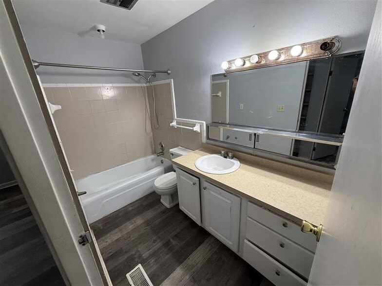 Bathroom - 907 La Tourrette Ct