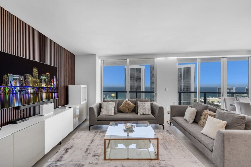 Building Photo - 2600 E Hallandale Beach Blvd