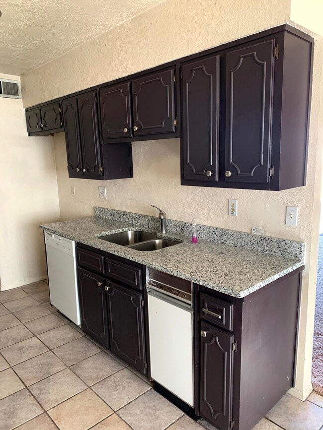 Building Photo - 2205 Anise Dr