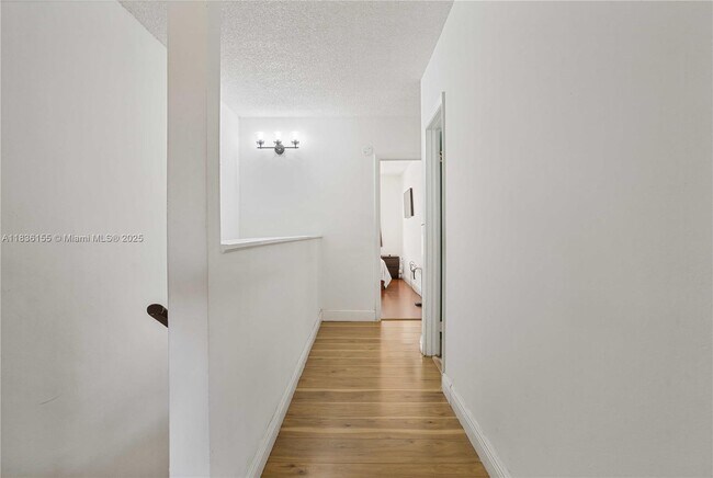 Building Photo - 4713 N Pine Island Rd