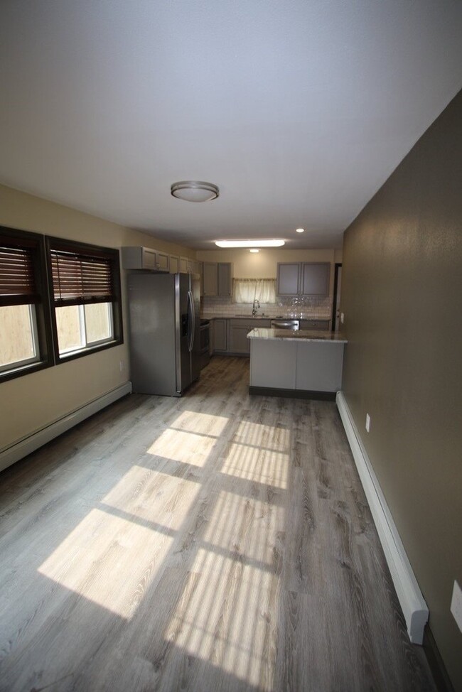 Building Photo - Beautiful 2 Bedroom Upstairs Unit!