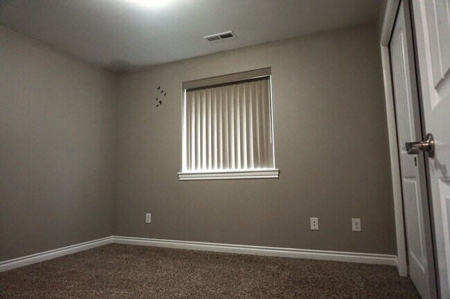 Building Photo - 4 Bedroom, 3 Bath House Available in July!